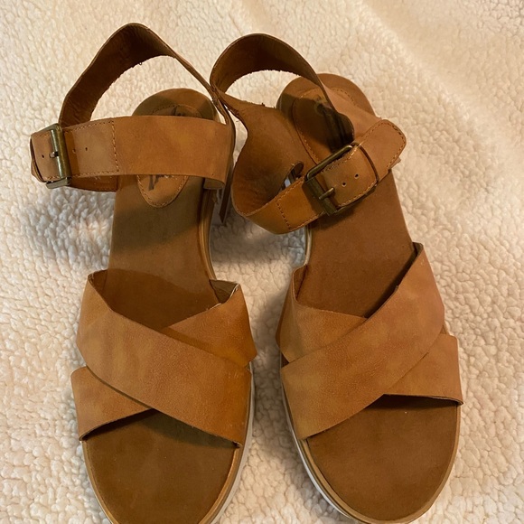 Comfort Colors Shoes - Women's Tan Sandals .  Size10  Comfort brand sandals,   In good condition.